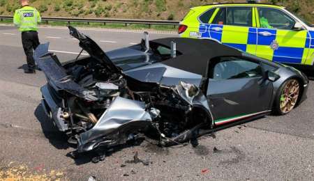 Sacó su Lamborghini de la concesionaria y lo chocaron