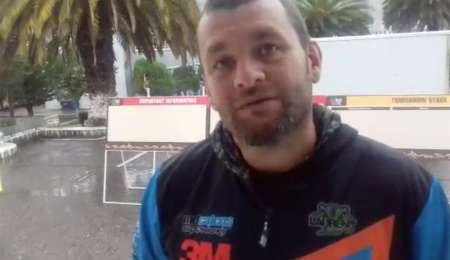 Se fracturó dos costillas y sigue