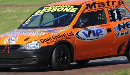 Walter Bessone con auto campeón