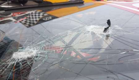 El pedazo de llanta que se clavó en el parabrisas de Garriz