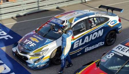 Llaver cambió pole por victoria en la carrera clasificatoria