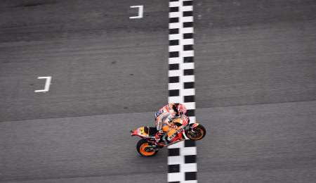 Márquez lució su corona en Malasia ganándole otra batalla a Rossi