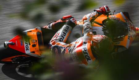 Márquez lejos de relajarse, hizo la pole en Australia