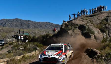 Meeke y Ogier pelean por el podio, gana Neuville