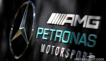 Mercedes escondió las llantas