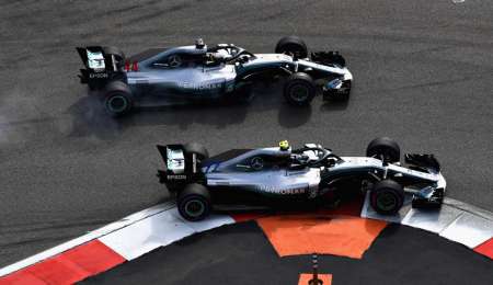 Hamilton se prueba una nueva corona luego de ganar en Rusia