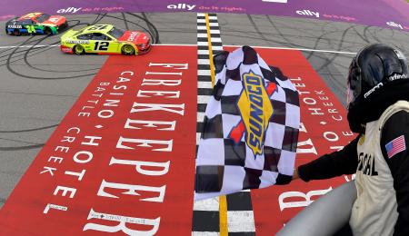 Nascar en Michigan Ryan Blaney ganó en ajustado final