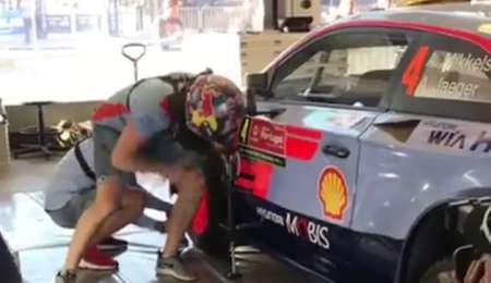 Mikkelsen manda en Australia