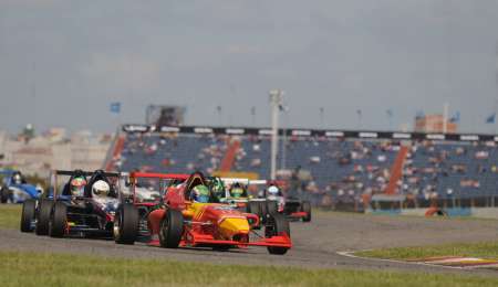 Guido Moggia sigue al frente, pero no se despega de sus rivales