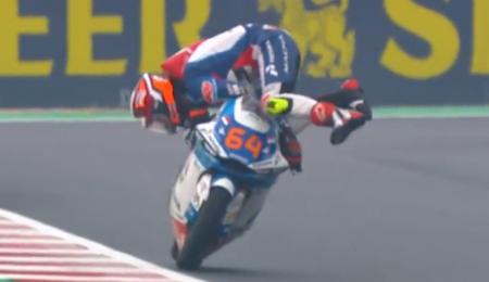 El piloto de Moto2 que salvó de caerse de una manera ingeniosa