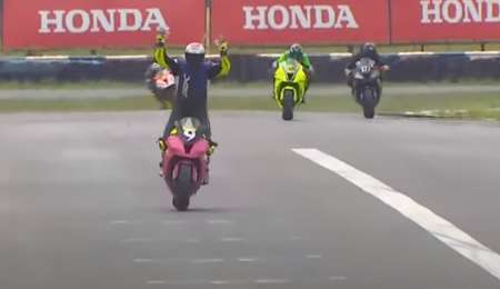 ¡Insólito! Festejó antes de tiempo y perdió la carrera