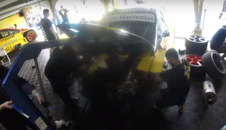 El cambio de motor en el auto de Conta