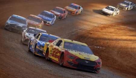 Nascar seguirá corriendo en tierra