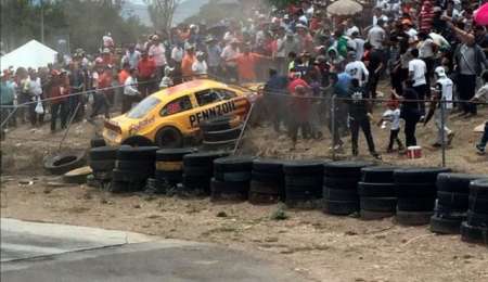 Cuatro fanáticos heridos por un despiste