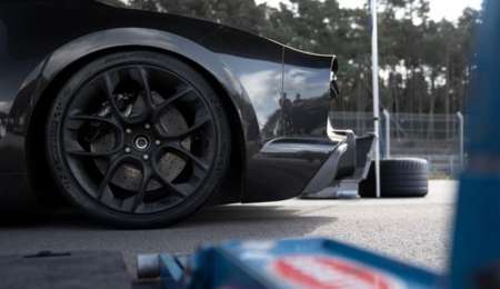 Tecnología espacial en el neumático del récord de velocidad