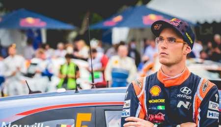 Neuville no se baja de la lucha por el título en WRC