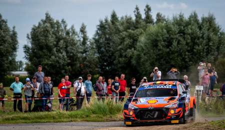 Neuville arrancó adelante como local