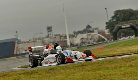 Nicolás Suárez ganó una entretenida carrera en Buenos Aires