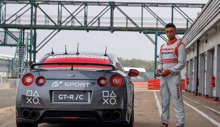 Manejó un auto de carrera con un joystick de PlayStation 4