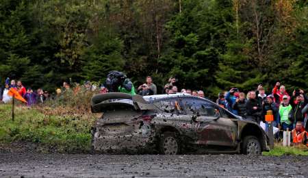 Ogier pasó a la punta en Gales, abandonó Tanak