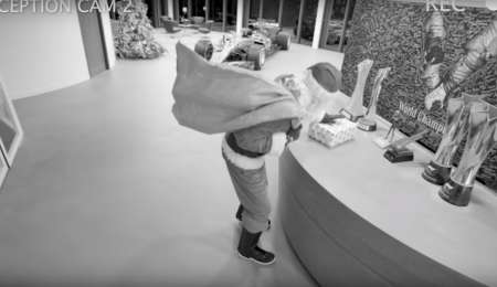 Un Papá Noel especial entró a la fábrica de Mercedes