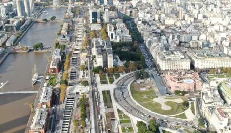 Desfile de autos clásicos y deportivos en el Paseo del Bajo