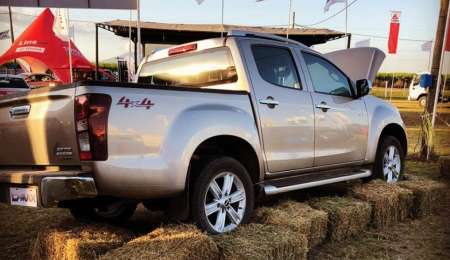 Pick up y camiones con retrocesos en ventas