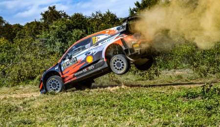 Neuville estiró la ventaja en el arranque del sábado