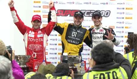 Los tres del podio en la conferencia de prensa