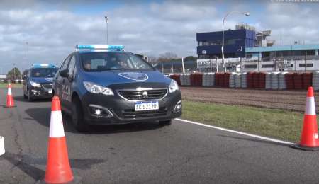 ¿Cómo se aprende a manejar un vehículo policial? 