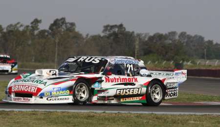 Con motor alquilado se metió entre los cinco