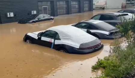 Autos Porsche 0km bajo el agua en las inundaciones de Alemania