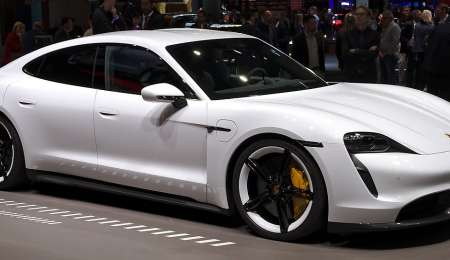 Porsche adelanta bocetos de su sedán eléctrico Taycan