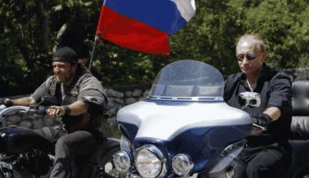 Vladimir Putin denunciado por conducir sin casco 