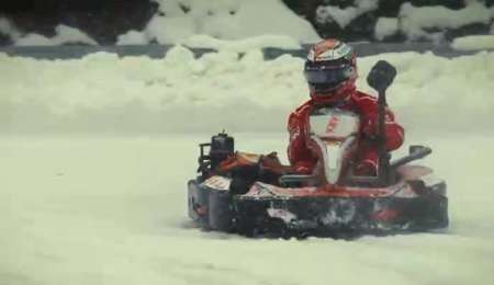 Raikkonen se lució en una carrera de karts bajo la nieve