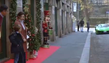 La reacción de un nene al subirse al auto de sus sueños