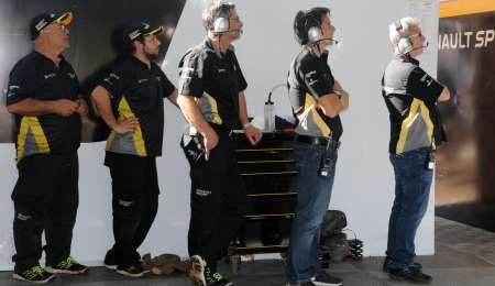 Hombres mirando a lo lejos