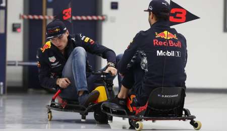 Desopilante desafío de Crazy Kart entre Ricciardo y Verstappen