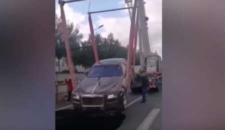 Un Roll Roys cayó a un agujero de la calle en China