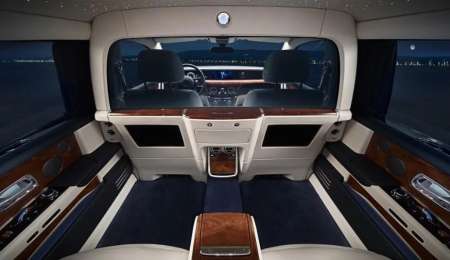 Un Rolls-Royce con una suite en la parte trasera