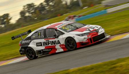 Campeonato: Rossi sigue adelante, pero la pelea es punto a punto