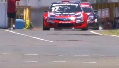 El momento clave de la carrera entre Rossi y Canapino