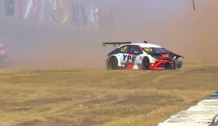 Accidente y abandono para Rossi en la primera final