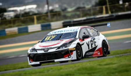 Rossi ganó la final y se escapó en la cima del campeonato