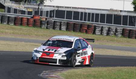 Rossi estrenó el título con victoria en Buenos Aires