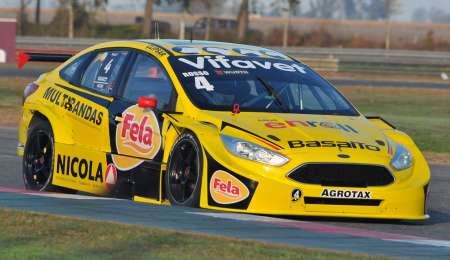 Rosso con broche de oro