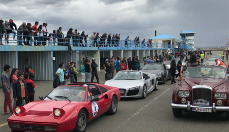Carrera de autos exóticos por el Sur