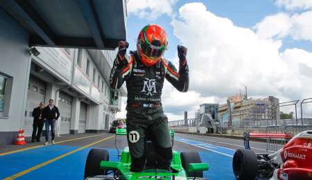 Fenestraz dio cátedra en Nürburgring