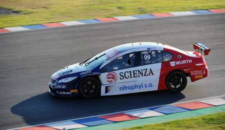 La unión de dos hermanos en un auto de carrera
