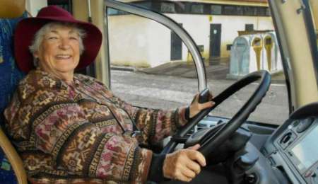 Abuelita viajera con casi 80 joven y aventurera